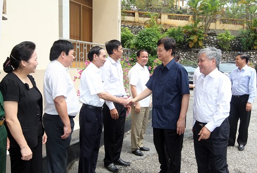  Thủ tướng Nguyễn Tấn Dũng làm việc với lãnh đạo chủ chốt tỉnh Yên Bái  - ảnh 1